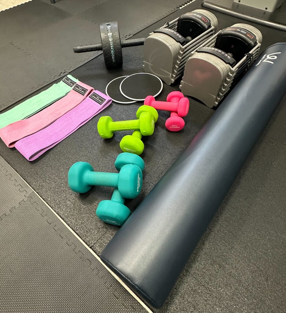 FASTBURN目黒店 内観／シャワー／更衣室／ダンベル