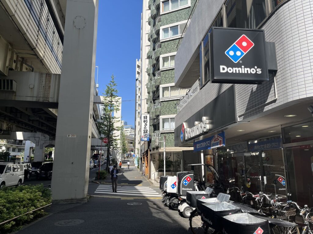 麻布十番駅からFASTBURN麻布十番店への道順2（ドミノ・ピザ前の通り）