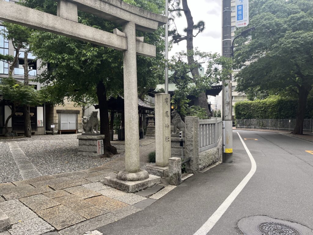 広尾駅からFASTBURN広尾店への道順5（廣尾神社の鳥居）